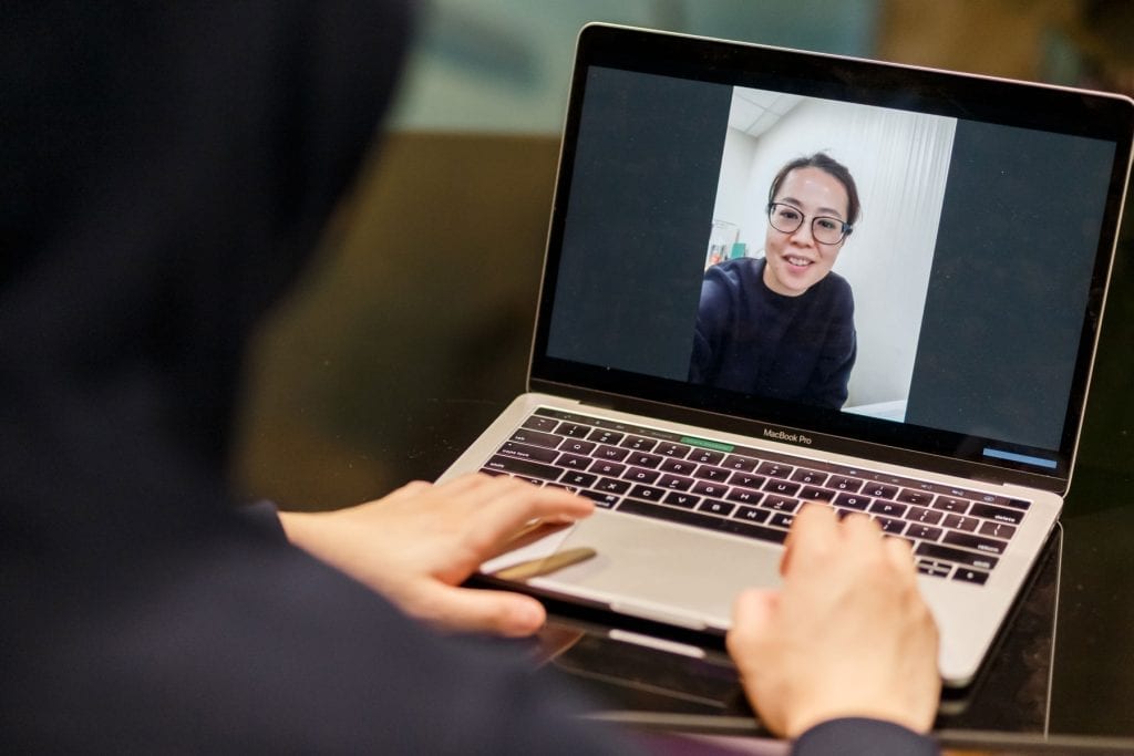 Mike與Ada以視像進行一對一面試